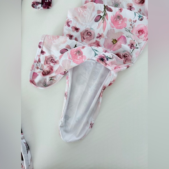 LIKE NEW Caden Lane Bundle NB 0-3mo Knot Gown and Hat - Picture 3 of 3